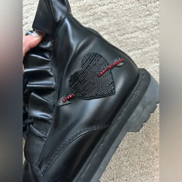 VALENTINO black ruffled Chelsea boot. - Picture 4 of 8